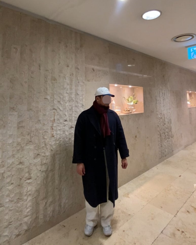 데일리룩('25. 11. 28.)조이스베케이션 투톤 볼캡 야구모자, 리끌로우 울터치머플러 목도리, 그레이휴 더블브레스티드 롱코트, 무신사스탠다드 벌룬팬츠, 뉴발란스 스니커즈 화이트