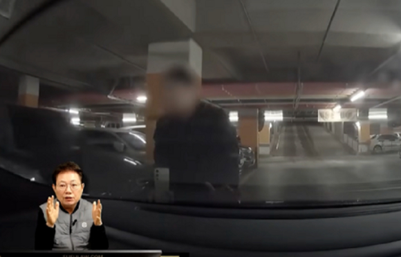 지난달 30일 경기 용인시 한 아파트 실내주차장에서 한 남성이 이중주차된 차량을 억지로 옮겨 장애인주차구역 불법주차로 허위신고하는 모습이 포착됐다. 영상은 '한문철TV' 캡처. [영상=유튜브 '한문철TV']