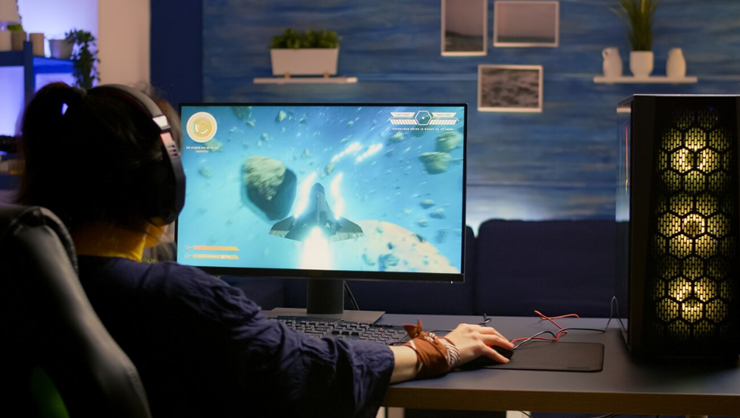 게임을 하고있는 여성