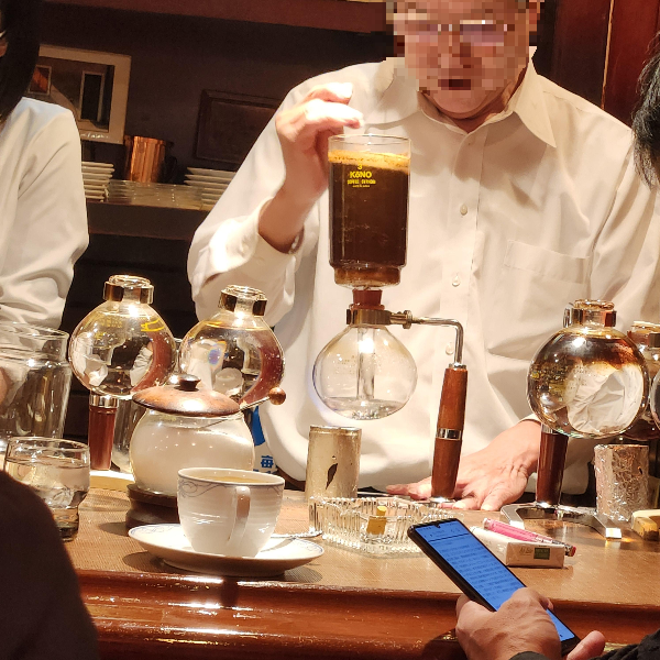 바리스타가 사이폰으로 커피를 추출 중이다. 매우 신중하게 커피를 다루는 모습이다.