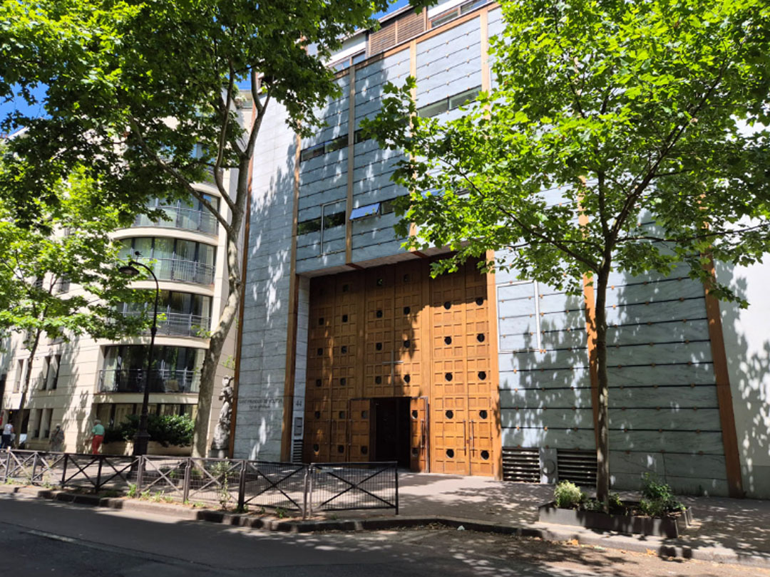 파리 몰리토르 성당 외관, 길과 성당 사이에 문턱이 없어 자연스럽게 들어서게 되는 현대 성당