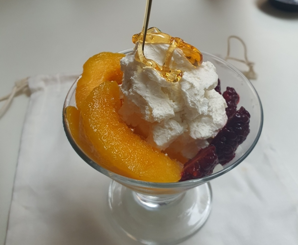 직접 만든 요거트 위에 과일과 굴로 토핑 하는 모습