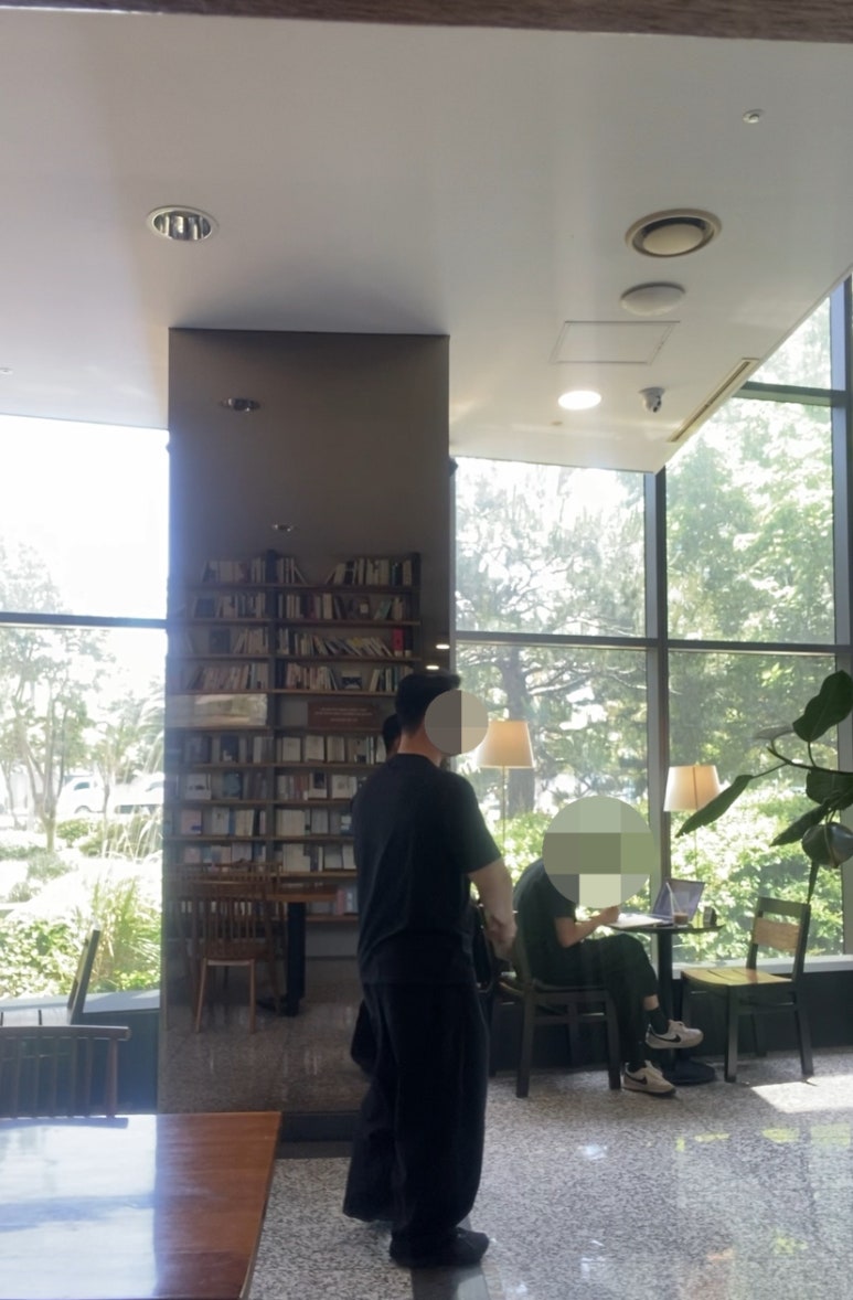 데일리룩(2024. 5. 27.)벡타르 티셔츠, vectar., 벡타르, 무신사스탠다드 무신사 데님 와이드 벌룬 팬츠, 뉴발란스 스니커즈 신발 NBPFCS179K / 410V5