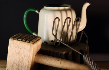 법랑이 금속 표면에 유리질을 입히는 도금 기술인 이유