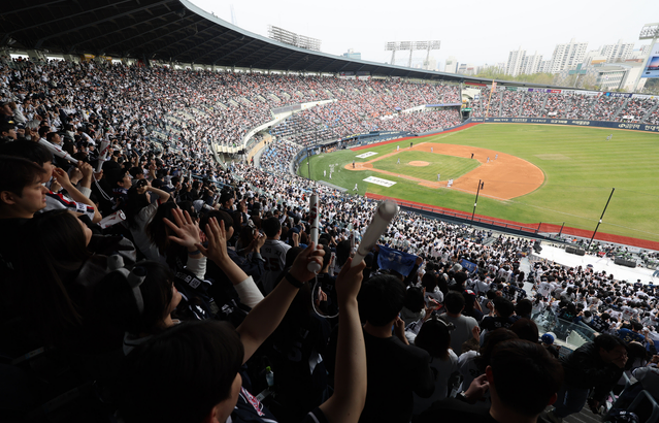 프로야구 42년 만에 1000만 관중 돌파
