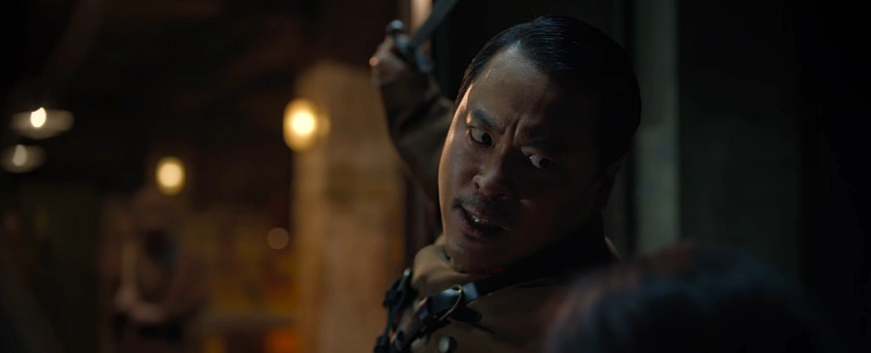 곤봉을 들고 폭행하는 경성크리처의 하네다 상사