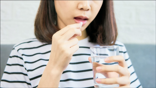 백신 접종전 타이레놀 복용모습 이미지