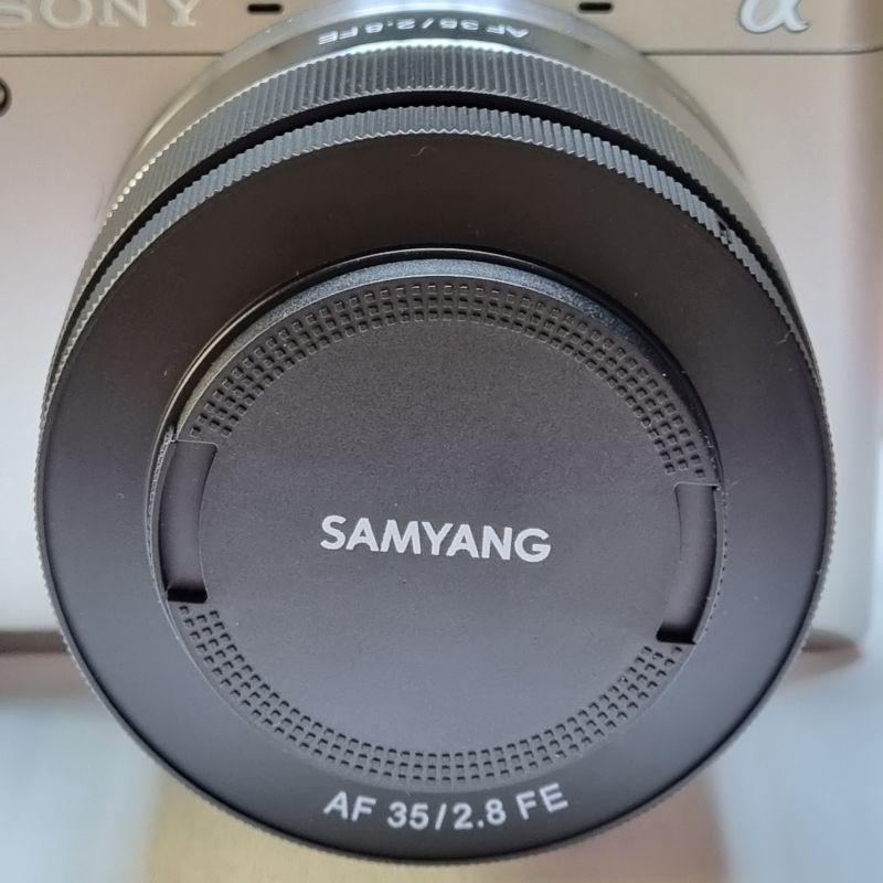 삼양-렌즈-35mm-F2.8-미러리스-바디와-합한-모습