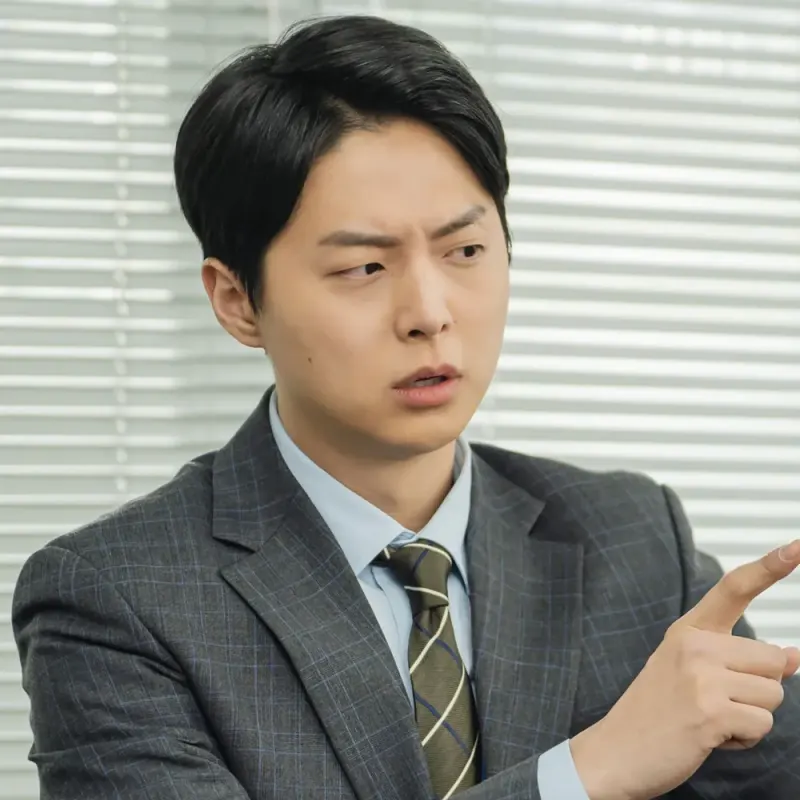 어느 사무실에 회색 정장을 입고 있는 드라마 이 연애는 불가항력의 박기동 캐릭터