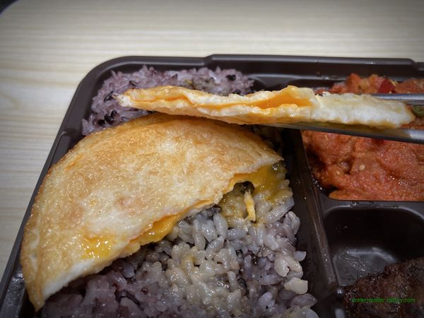 GS25 편의점 혜자로운 집밥 제육볶음 도시락 2023년 3월 반찬 구성(계란 후라이)