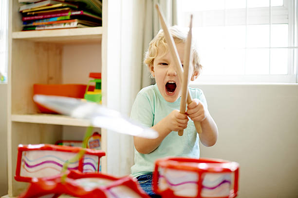 드럼을치며-소리지르는-아이