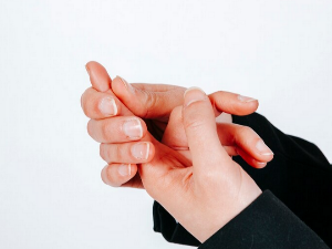 손가락 끝이 저린 이유