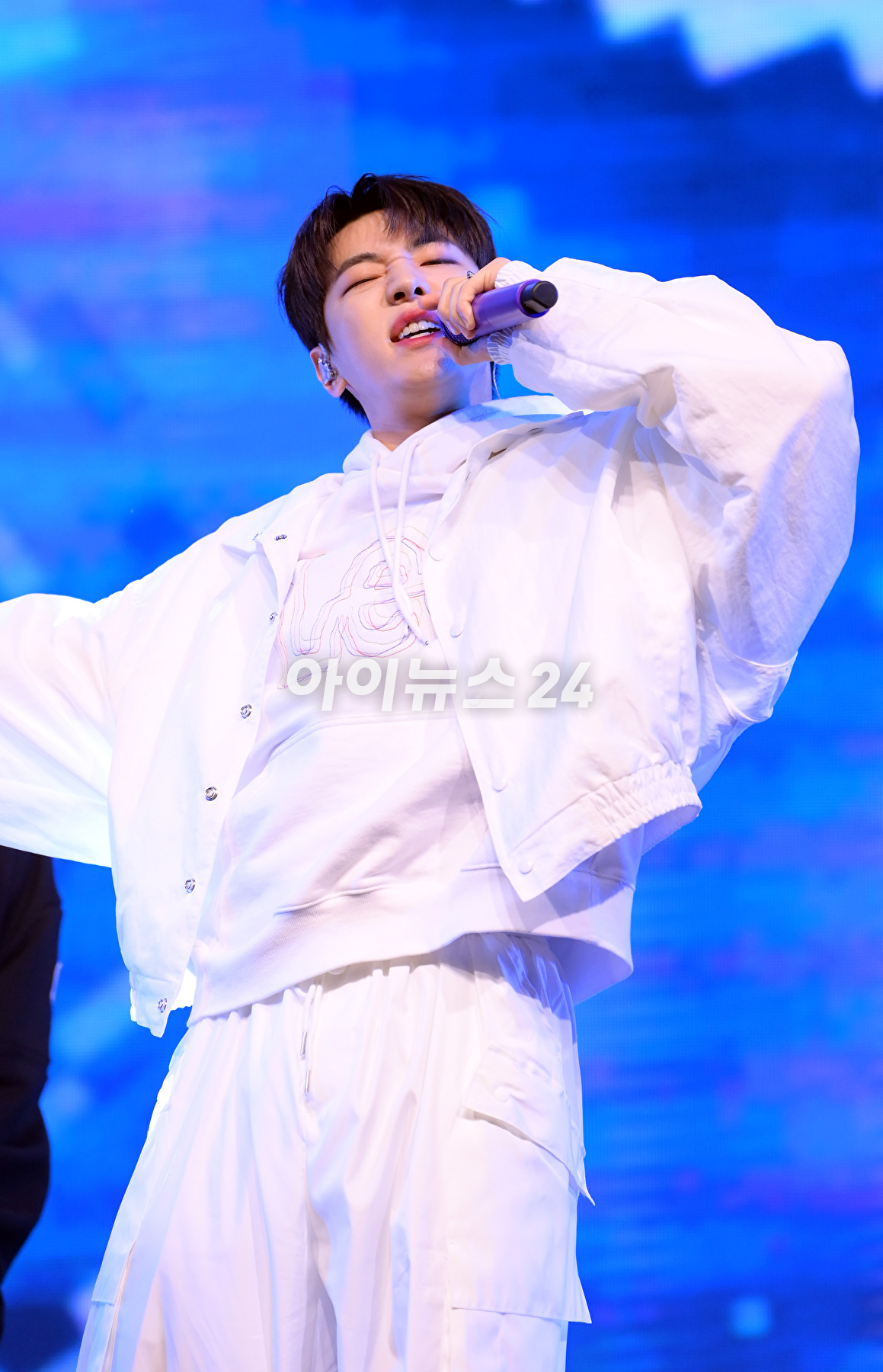 가수 재찬이 6일 오후 서울 광진구 예스24라이브홀에서 열린 DKZ 재찬의 첫 번째 미니앨범 &#39;제이씨팩토리(JCFACTORY)&#39; 발매 쇼케이스에 참석하고 있다. [사진=정소희 기자]