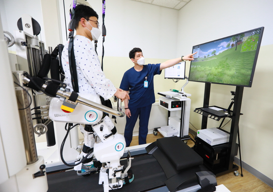 로봇 재활치료사용중인 장면