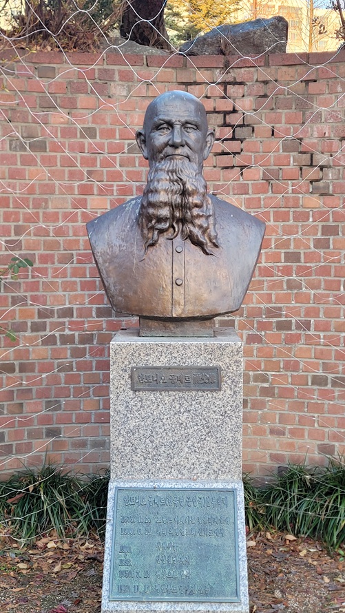 공베르 신부 흉상 사진