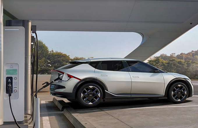 충전하고 있는 기아 EV6 차량 옆모습