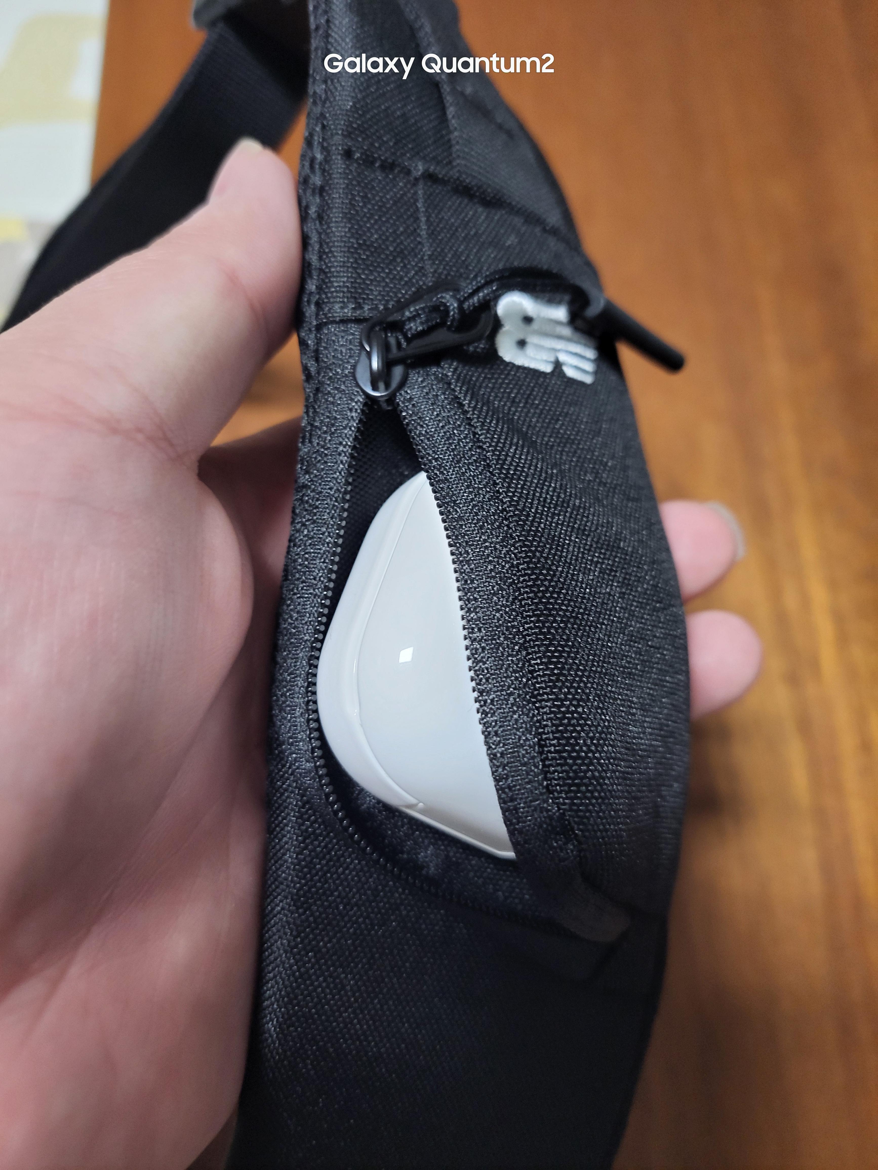 뉴발란스 슬링백가방 끈에 달린 작은 포켓 이어 버즈만 들어갈듯