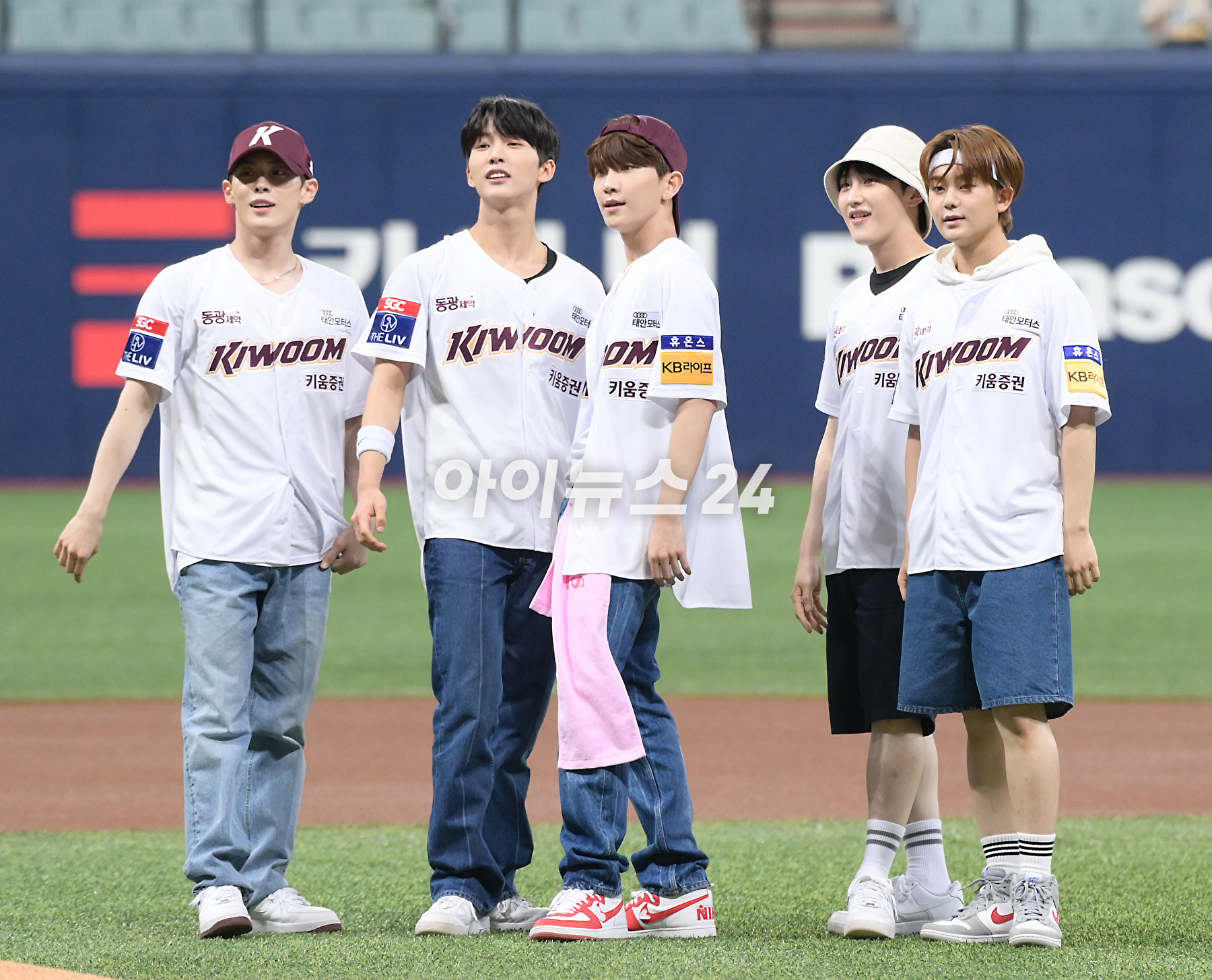 5일 오후 서울 고척스카이돔에서 열린 2023 KBO리그 NC 대 키움 경기에서 그룹 TNX(더뉴식스)가 멋진 무대를 선보이고 있다. [사진=정소희 기자]