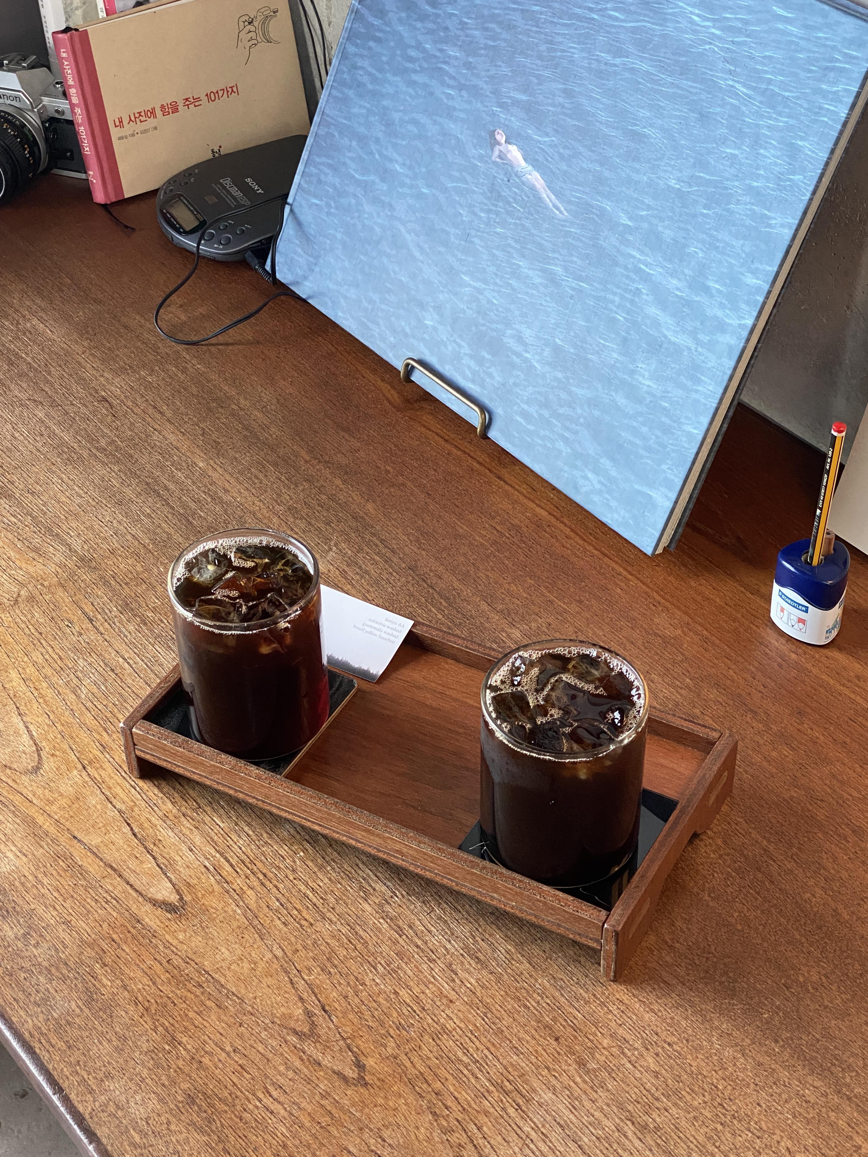 테이블-위에-놓여진-커피-두-잔