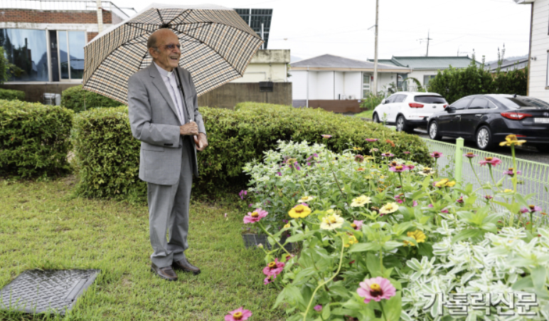두봉 주교가 경북 의성군 봉양면 자택 텃밭에 있는 꽃을 바라보며 미소짓고 있다.