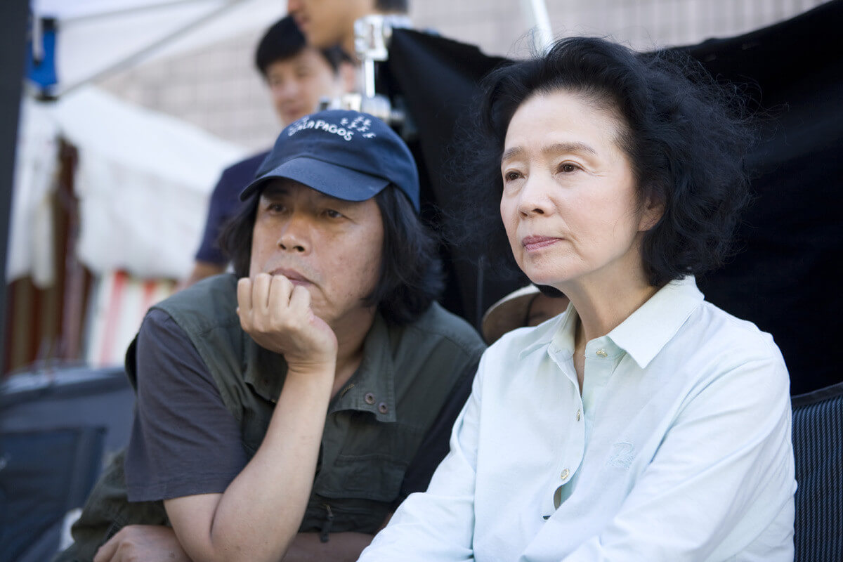 영화시의감독과배우가촬영을모니터링을하고있는장면