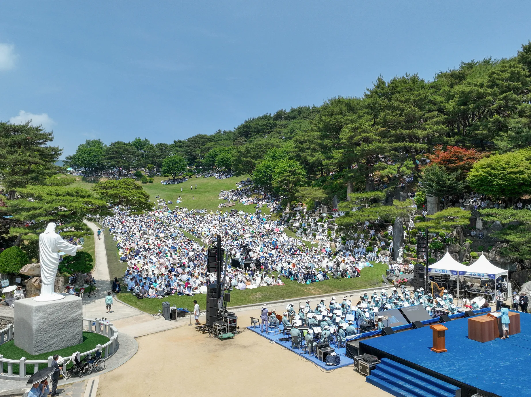 기독교복음선교회는 6월 1일 충남 금산 월명동에 위치한 자연성전에서 새 신자들과 전도자들 5,000여 명이 참석한 가운데 알파날 47주년 기념행사를 개최했다.