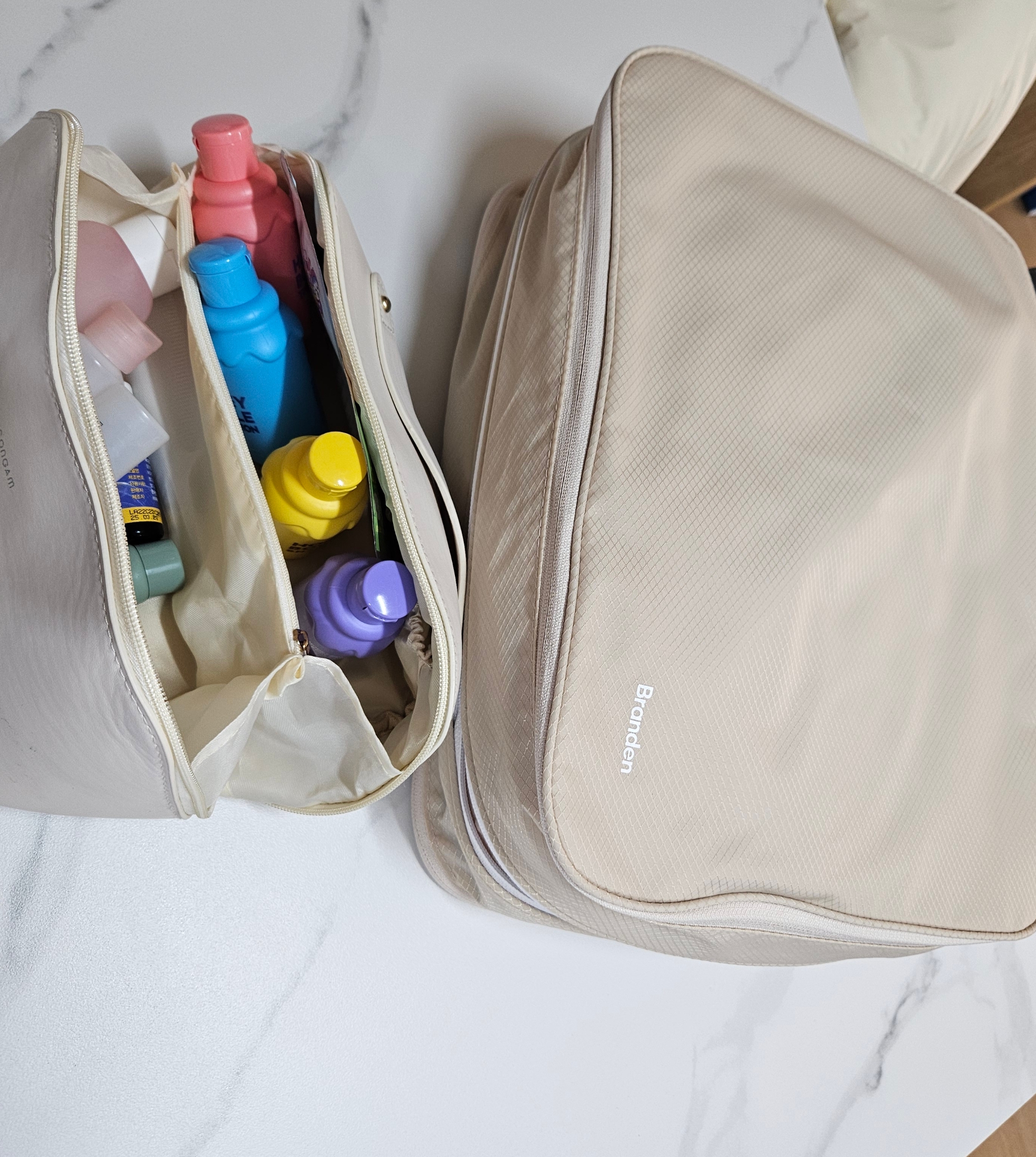 겨울옷 붑피를 줄여주는 여행용 압축 파우치와 아이가 좋아하는 알록달록한 화장품 소분 용기