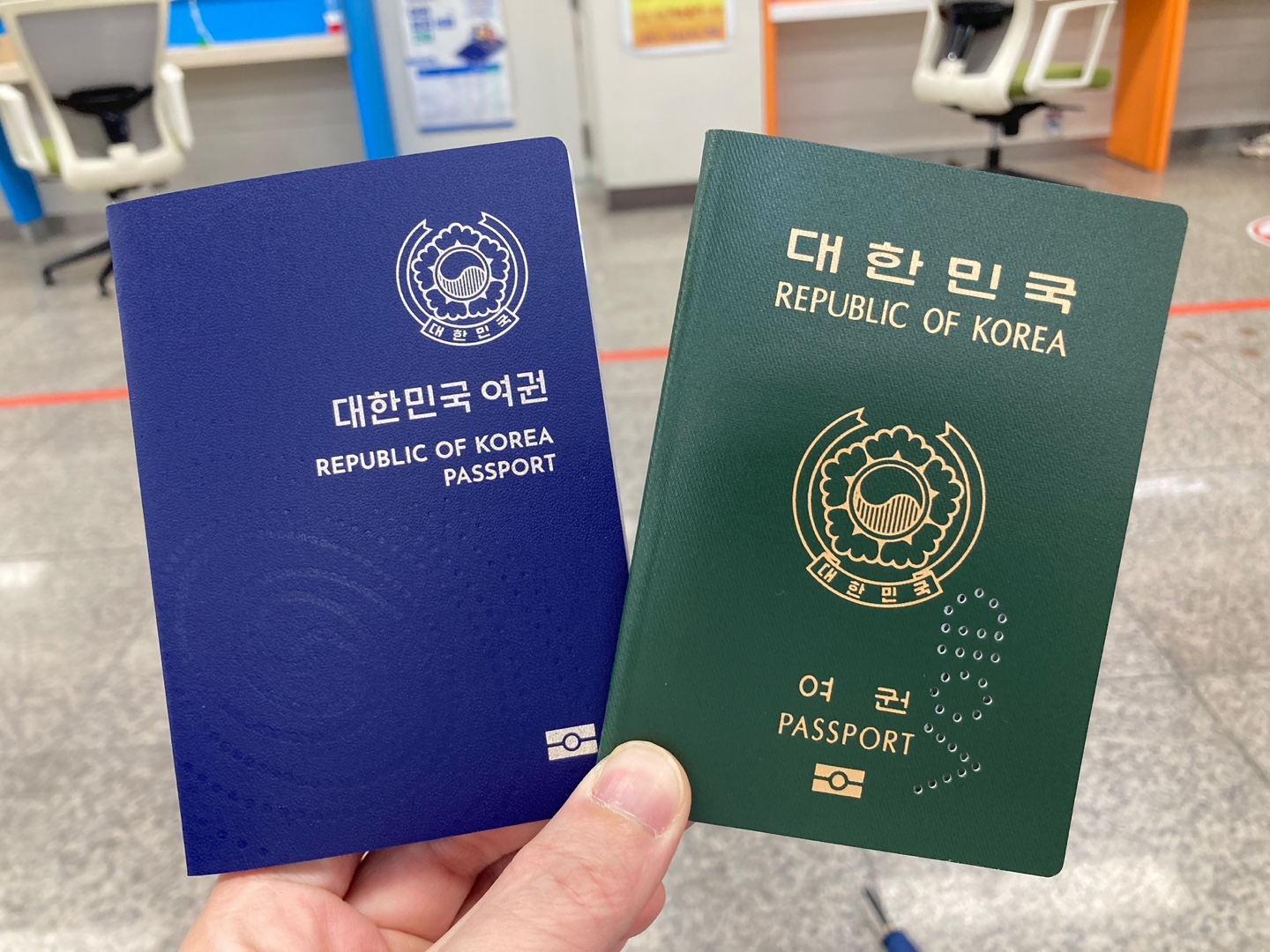 새 여권과 무효 처리된 기존 여권 비교 모습