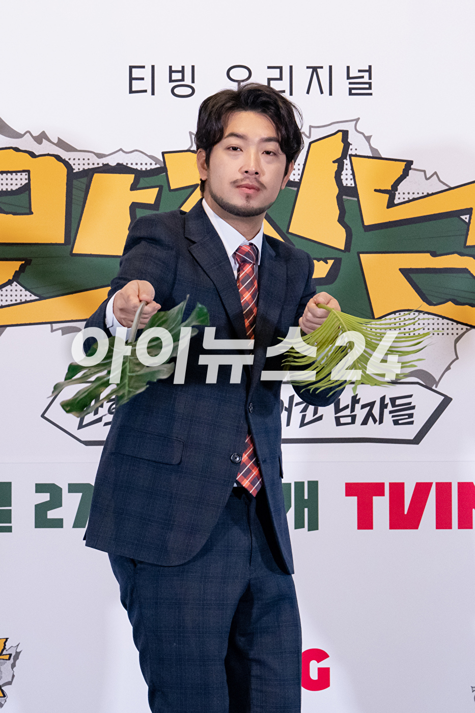 만화가 이말년이 27일 온라인으로 진행된 티빙 오리지널 예능 '만찢남' 제작발표회에 참석해 포즈를 취하고 있다. [사진=티빙]