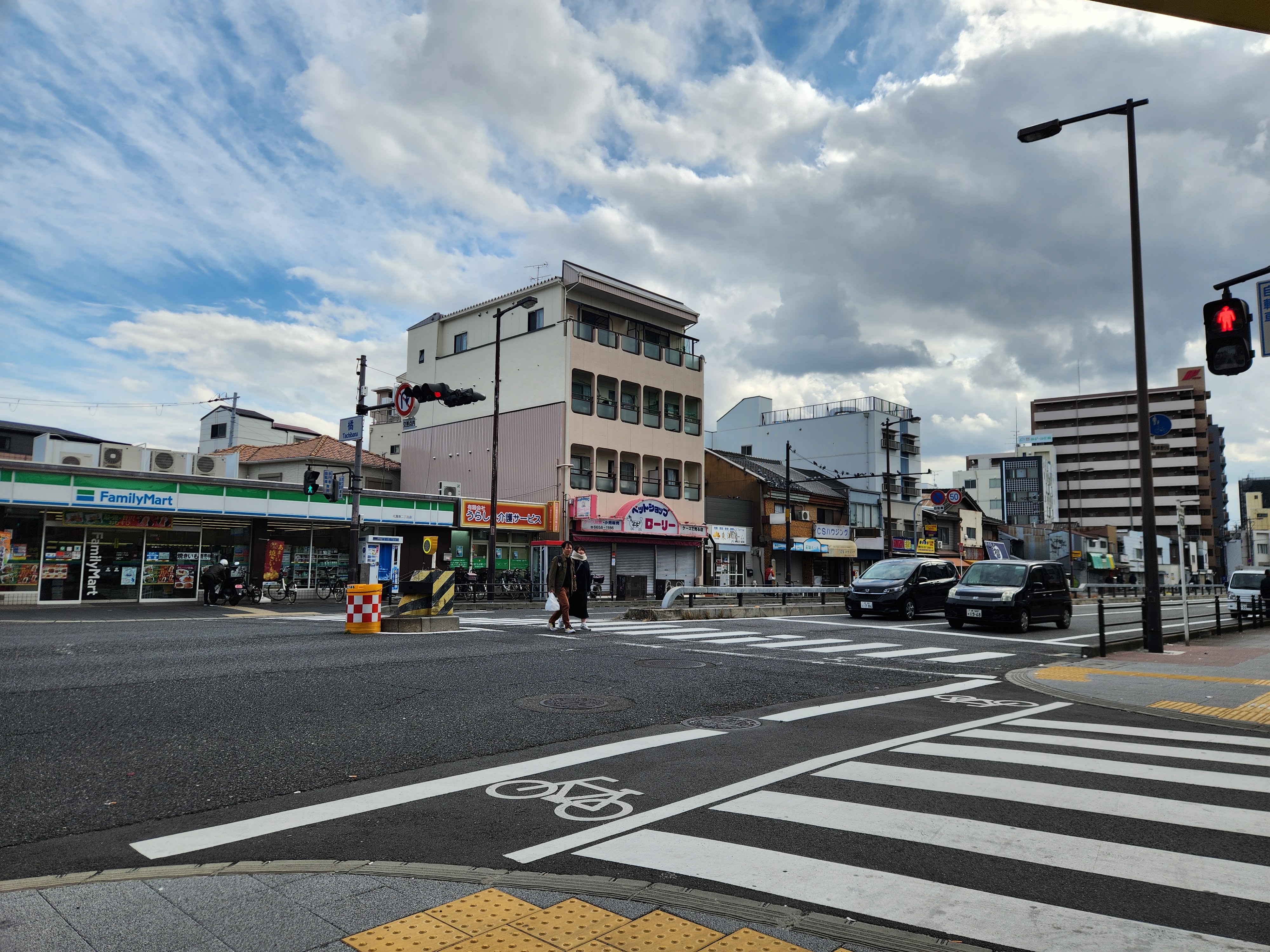 숙소 앞에서 찍은 일본의 거리 사진. 편의점이 바로 앞에 있어서 아주 편했다.