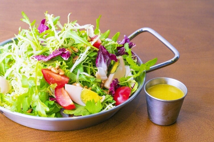 금속-접시에-담겨진-야채와-채소