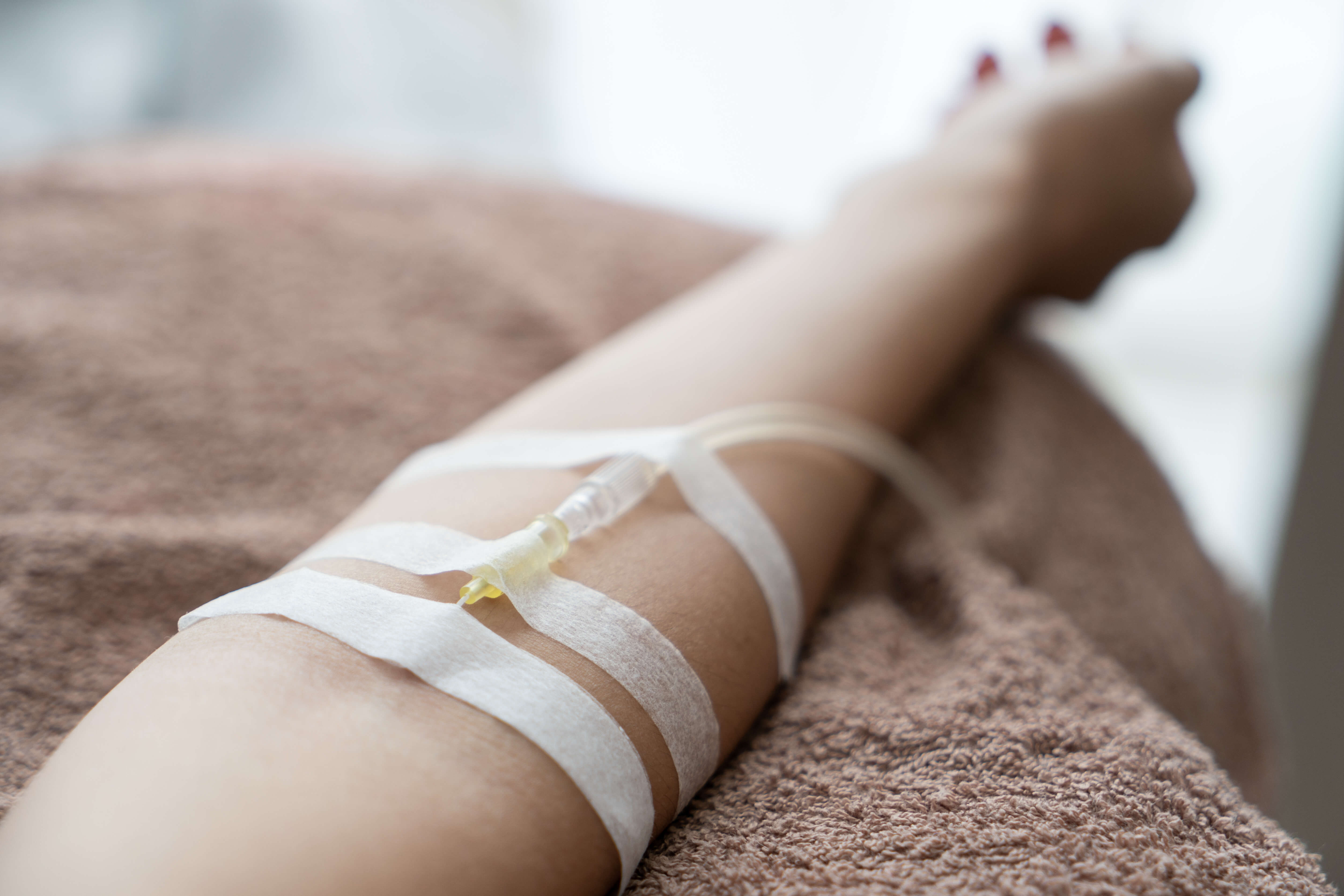 수액주사 맞는 중