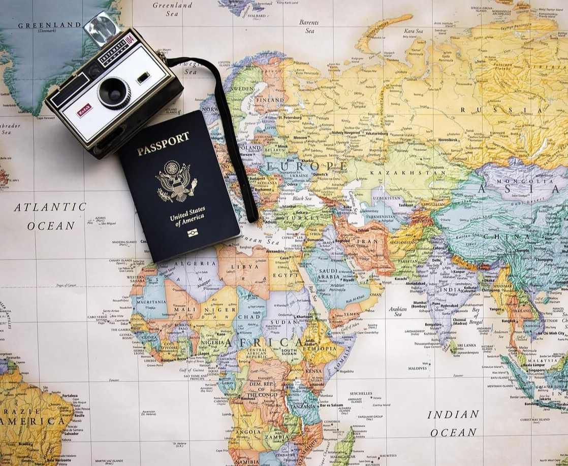 세계지도와 여권&amp;#44; 사진기