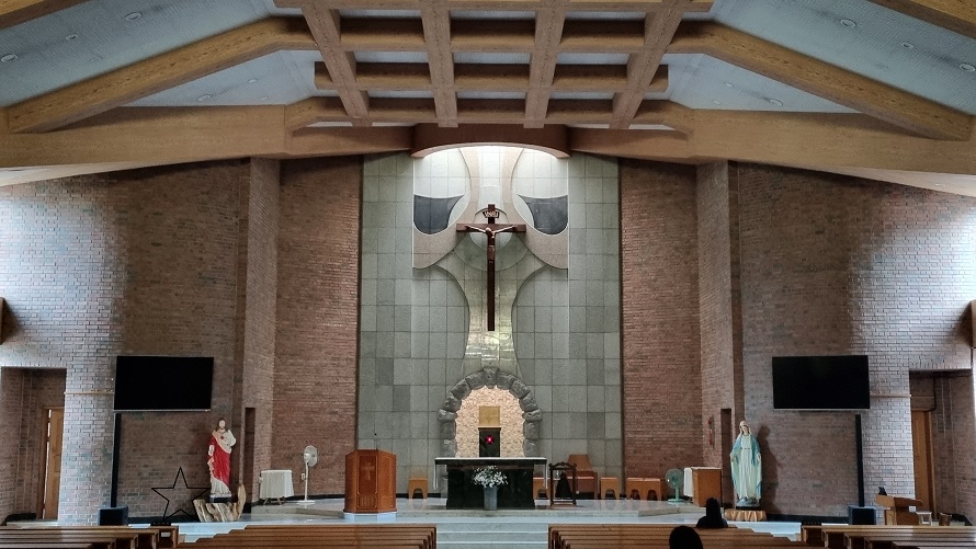 밀양성당 성전 안 제대, 제단, 십자고상, 감실 사진