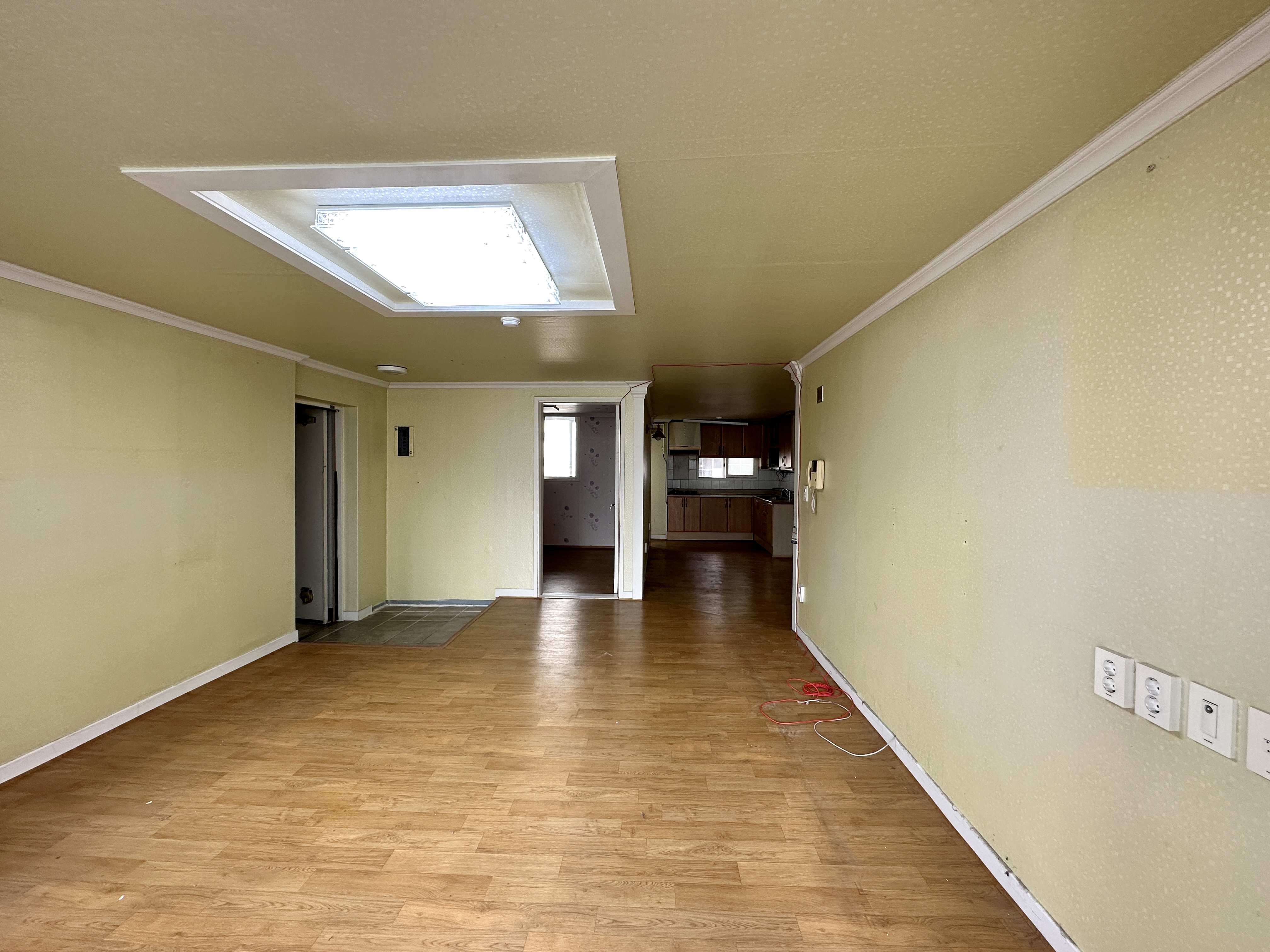 베란다에서 본 거실 조망