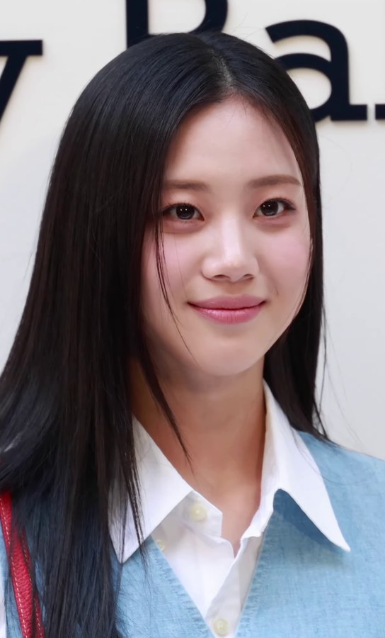 행사에 참석해 미소 짓는 배우 홍화연