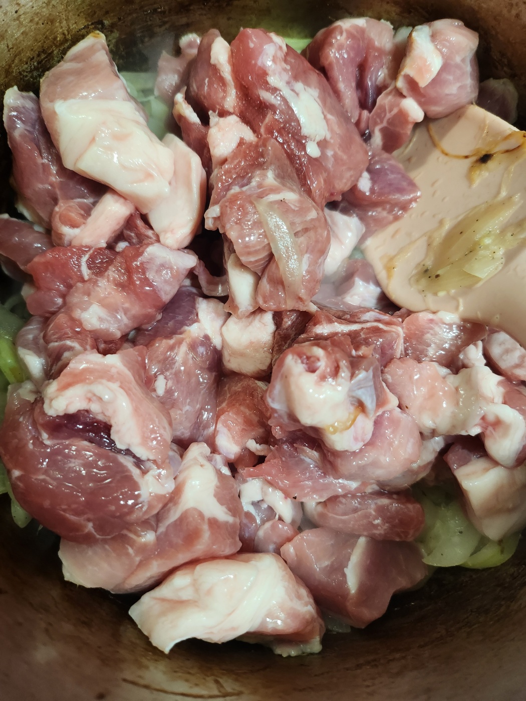 양파를-한참-볶은후-고기-넣기