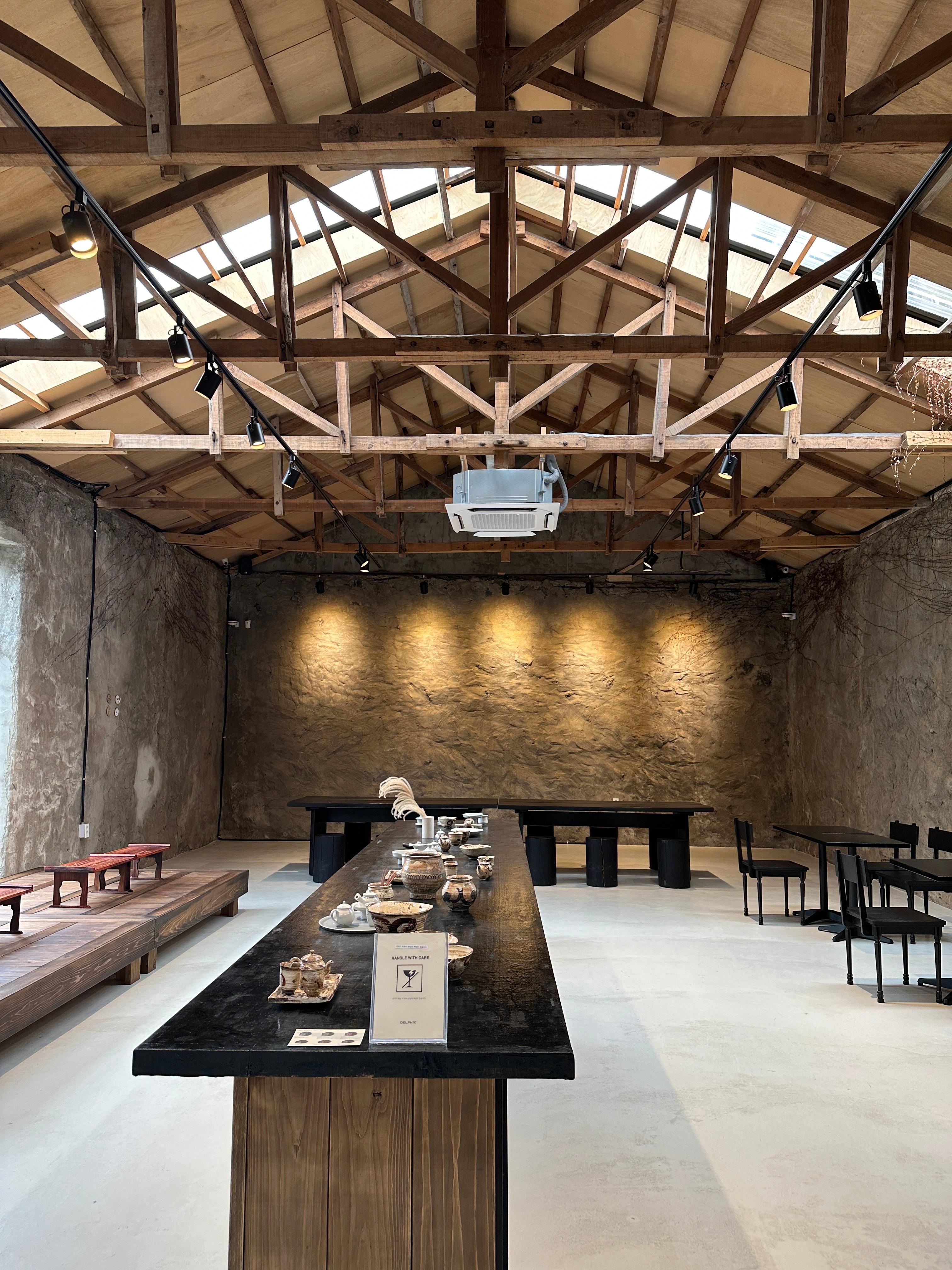 델픽 스톤하우스 내부