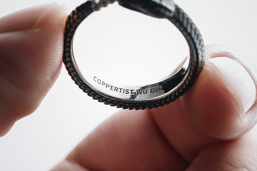 이름이 새겨진 커스텀 실버 반지