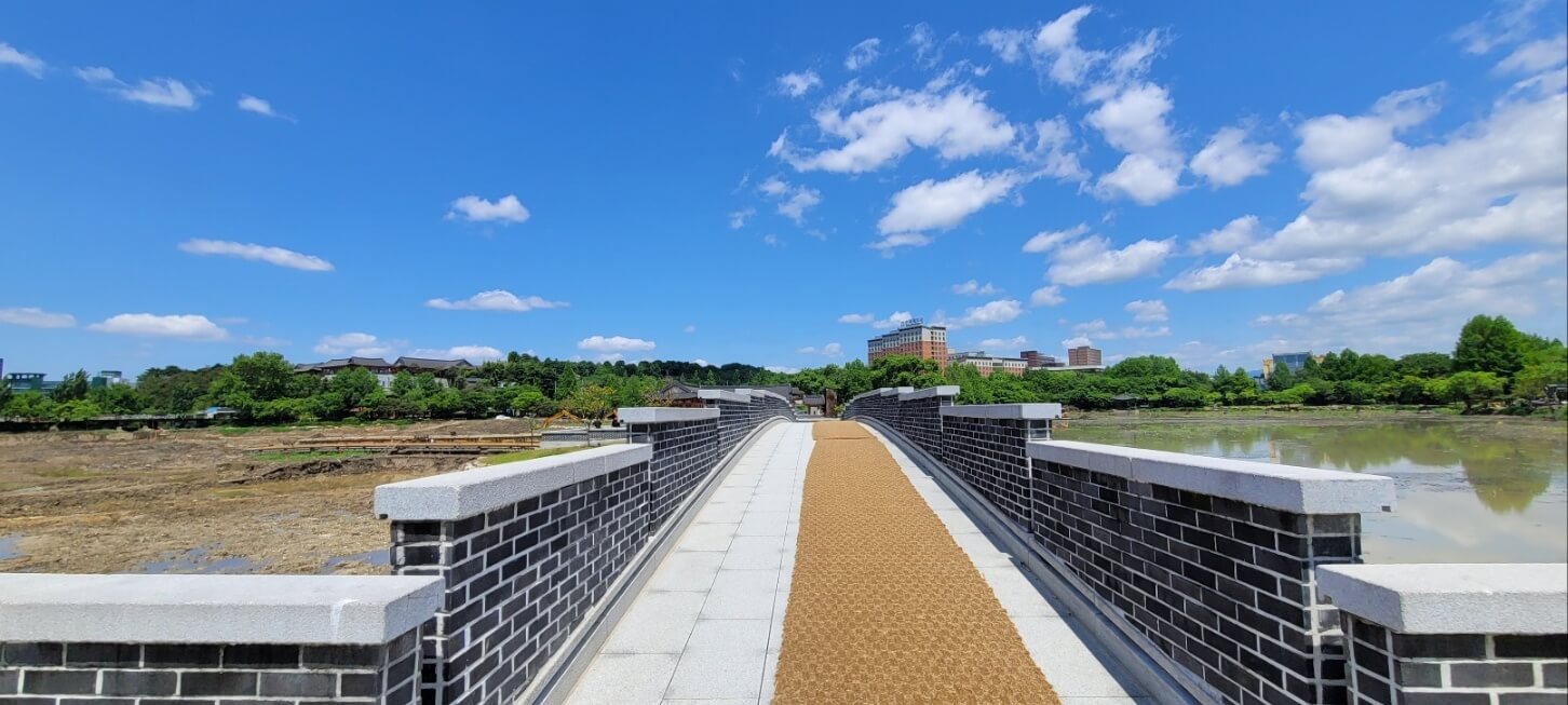 연화교 옆으로 호수 바닥이 드러난 모습