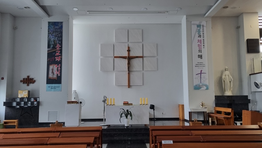 울산 화봉성당 성전 안 제대, 제단, 십자고상, 감실, 성모상 사진