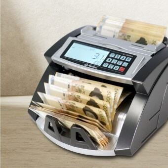 돈이-너무-많아-지폐-계수리로-세고있는-모습