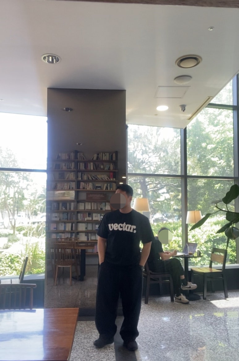 데일리룩(2024. 5. 27.)벡타르 티셔츠, vectar., 벡타르, 무신사스탠다드 무신사 데님 와이드 벌룬 팬츠, 뉴발란스 스니커즈 신발 NBPFCS179K / 410V5