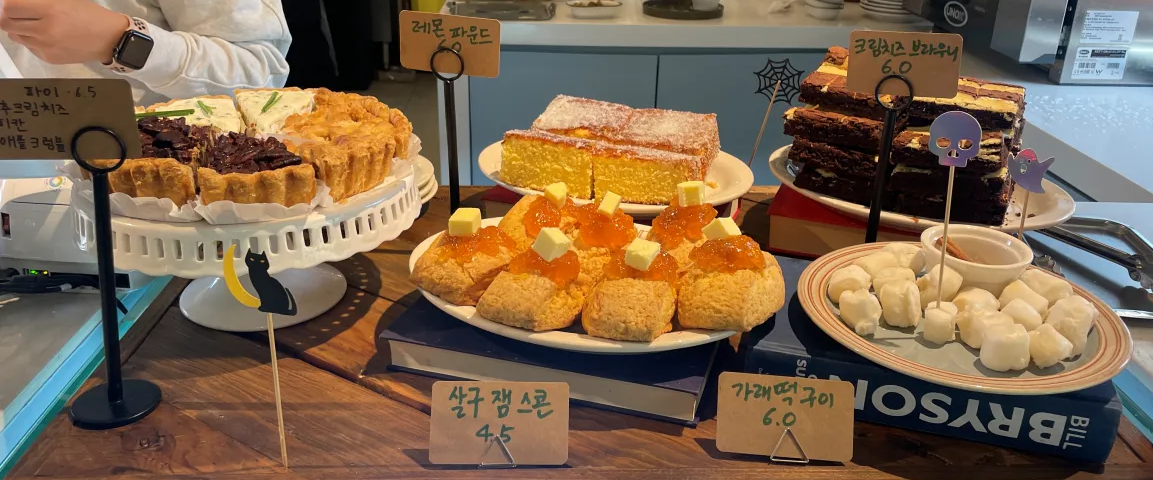 카페피아나-디저트-카운터옆에-진열된-다양한-케이크와-비스킷