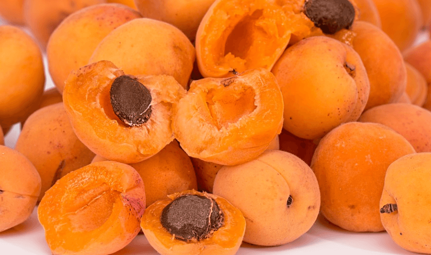 여러개의 살구가 놓여 있다