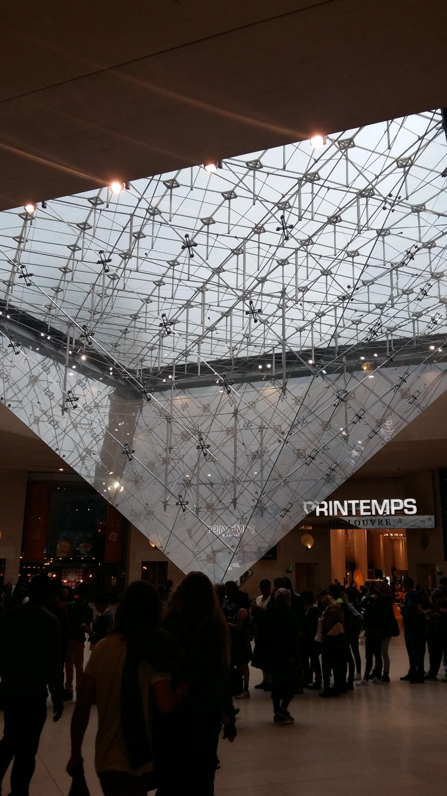 프랑스 파리 루브르 박물관 아래