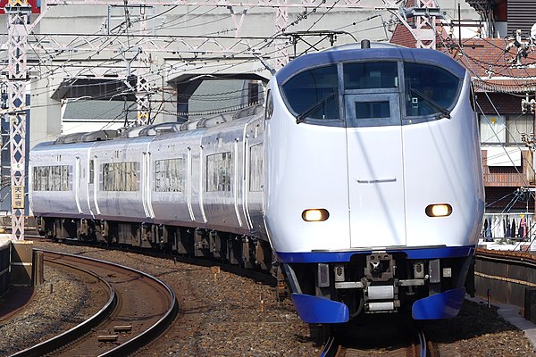 제이알 하루카 열차의 운행모습입니다.