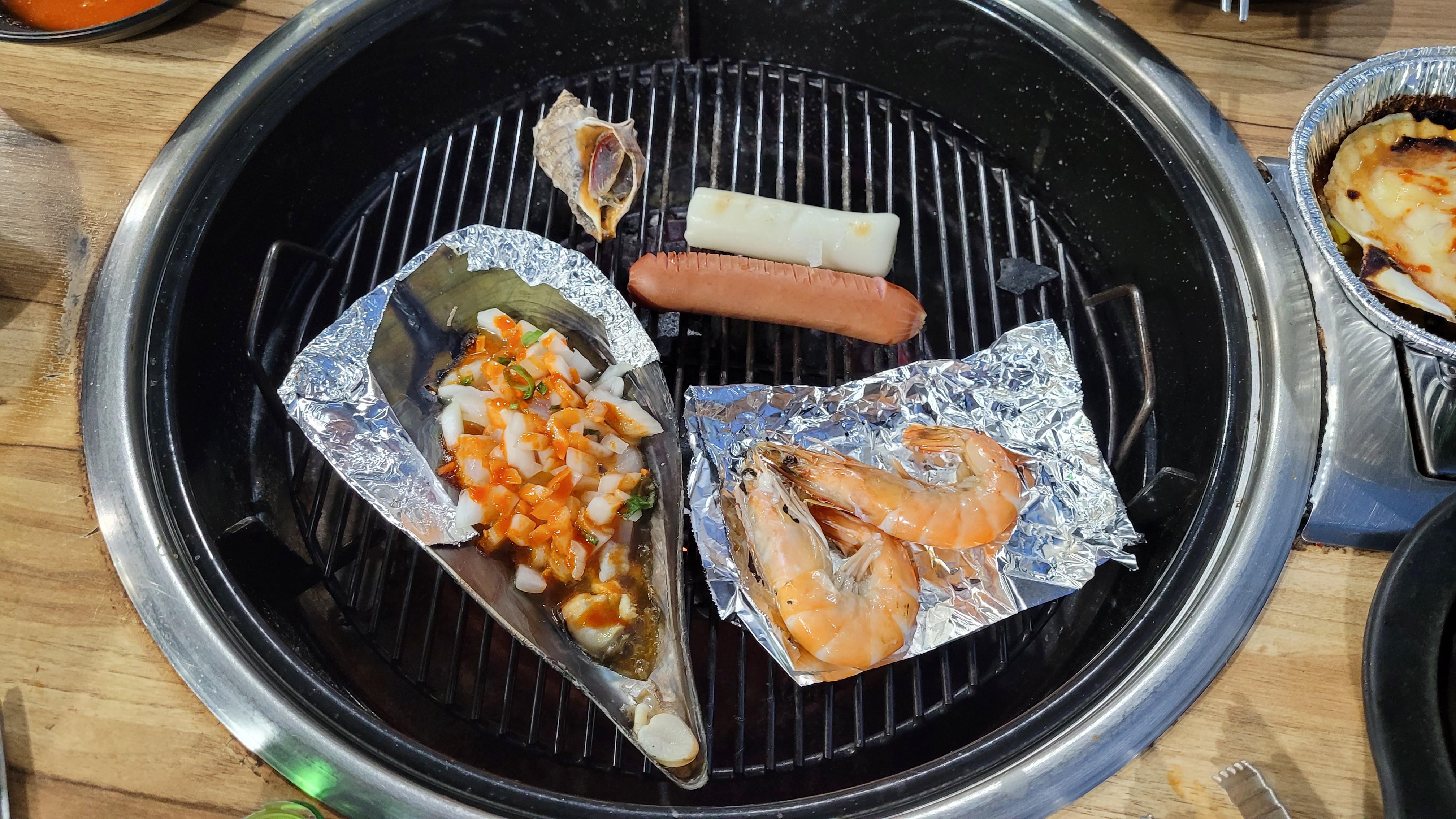 키조개 양념구이와 새우 소시지 소라