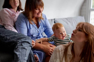 손자와 함께 노는 할머니