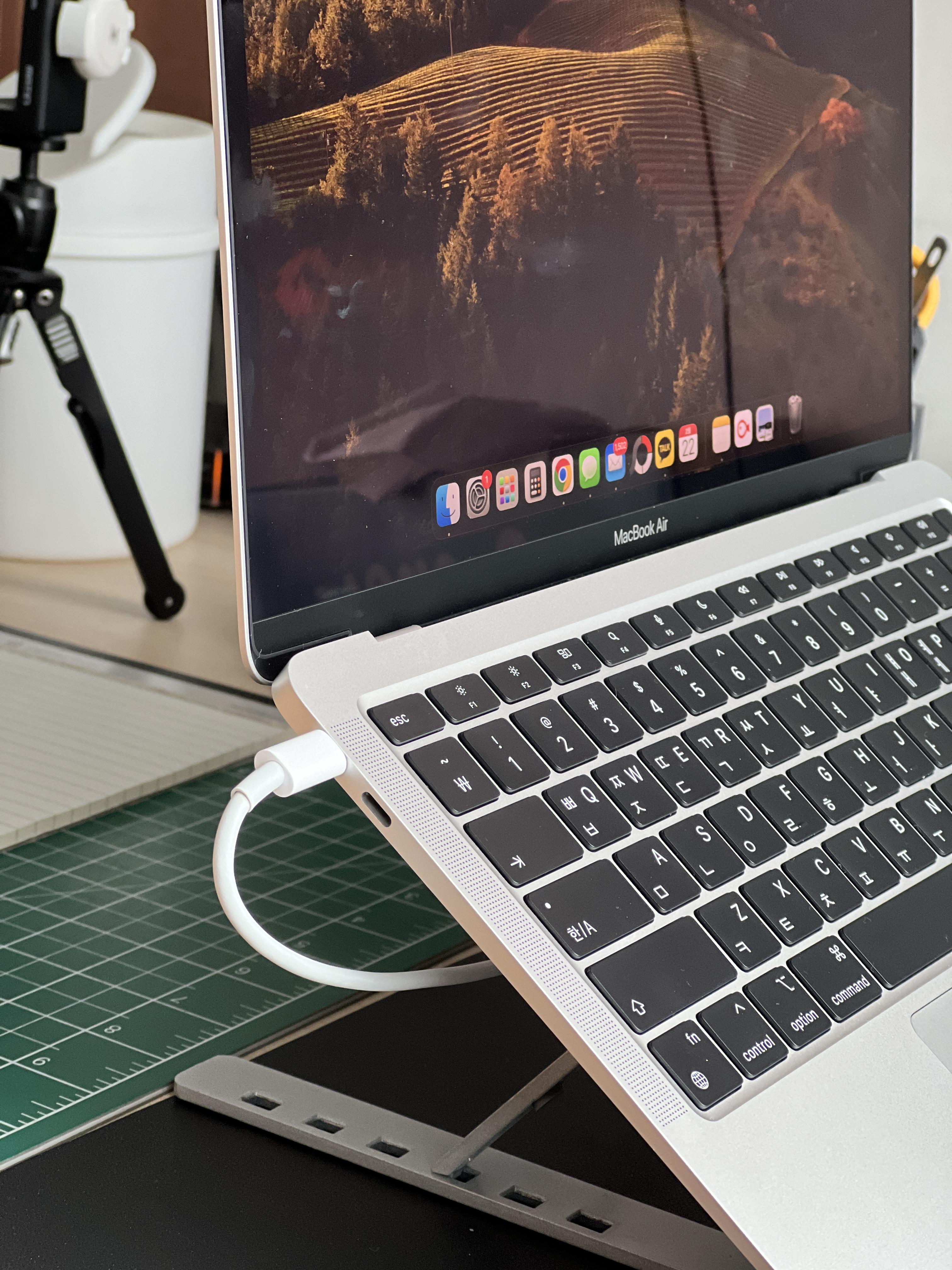 맥북에어 M1 고화질 측면사진